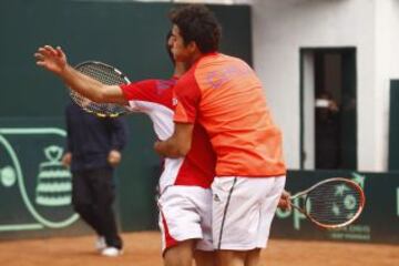 Christian Garin y Hans Podlipnik celebran tras ganar el dobles a Venezuela.