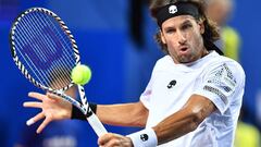 Feliciano L&oacute;pez devuelve una bola ante Richard Gasquet durante su partido en el Open Sud de France de Montpellier.