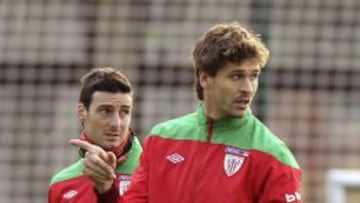 Los delanteros del Athletic Club de Bilbao Fernando Llorente (d) y Aritz Aduriz (i), durante el entrenamiento que su equipo ha realizado hoy en las instalaciones de Lezama (Bizkaia).