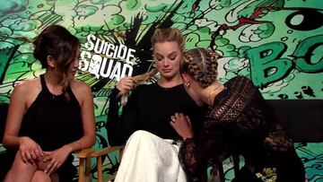 Cara Delevingne ha hablado en una entrevista de Suicide Squad de su habilidad de detectar pezones. Lo ha demostrado con Margot Robbie, Karen Fukuhara y con la propia reportera.