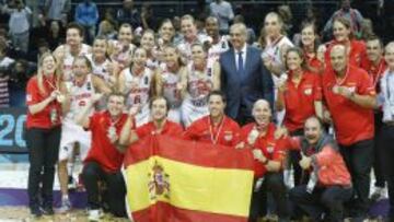 Las jugadoras espa&ntilde;olas posan con la medalla de plata.