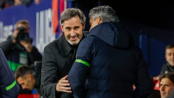 PAMPLONA, 02/02/2025.- Los técnicos de Osasuna, Vicente Moreno (i) y de la Real Sociedad, Imanol Alguacil, durante el encuentro correspondiente a la jornada 22 de Laliga EA Sports que disputan hoy domingo Osasuna y Real Sociedad en el estadio El Sadar de Pamplona. EFE / Villar López.