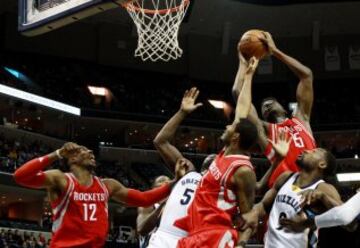 Tony Allen y Zach Randolph de los Grizzlies ante Dwight Howard, Clint Capela y Trevor Ariza.