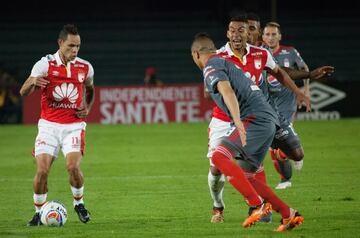 Con goles de Juan Roa, Jhon Pajoy y autogol de Eder Castañeda, Santa Fe venció al América en El Campín de Bogotá. Toma un respiro y escala en la tabla de la Liga.