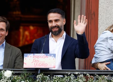 Dani Carvajal, jugador del Real Madrid, en el balc¨®n del ayuntamiento de Madrid como pregonero de las fiestas de San Isidro.