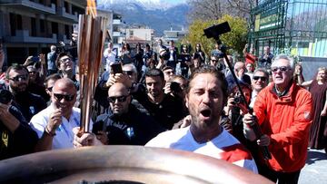 El actor Gerard Butler enciende la antorcha ol&iacute;mpica durante el segundo d&iacute;a de relevos entre Mystras y Esparta.