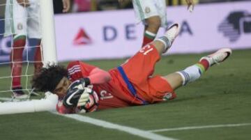 Guillermo Ochoa ataja un balón peligroso.