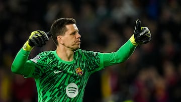 BARCELONA, 09/04/2025.- El guardameta polaco del FC Barcelona, Wojciech Szczesny, durante el partido de ida de los cuartos de final de la Liga de Campeones que disputan FC Barcelona y Borussia Dortmund hoy miércoles en el Estadio Olímpico Lluis Companys. EFE/ Enric Fontcuberta.