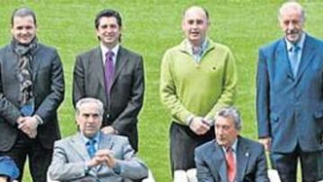 <b>VETERANOS Y NOVELES EN EL BERNABÉU.</b> José Llopis Corona, que dentro de poco cumplirá 89 años, posó con Casillas, presente y futuro de la entidad. El portero rindió pleitesía al hombre que inauguró en Liga el Nuevo Chamartín en diciembre de 1947: Es un gran honor....