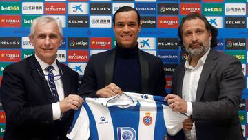 GRAFCAT9600. CORNELLÁ DE LLOBREGAT, (BARCELONA) 09/01/2020.- El delantero madrileño Raúl de Tomás (C), posa este jueves junto al vicepresidente del RCD Espanyol, Carlos García Pont (i), y el director deportivo, Francisco