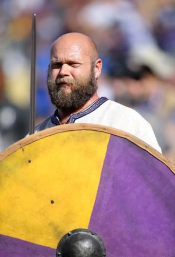 Un vikingo de verdad viendo a los Vikings. Bastante impresionante el señor, auque lo que molaría serían leones de verdad viendo a los Lions u osos de verdad en el Soldiers Field. Al menos los seguidores de los Bears podrían entretenerse huyendo, porque lo que es con football, este año lo llevan claro...