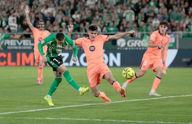 El jugador del Betis, Antony, marca el 1-0 al FC Barcelona. 