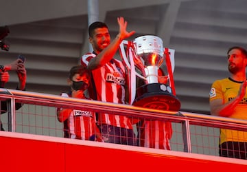 Después de recibir el trofeo los jugadores lo celebraron con los seguidores que esperaban en el exterior del Wanda Metropolitano