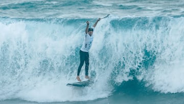 Surfista cayendo con el labio de una ola en la playa de Las Canteras, Las Palmas de Gran Canaria, durante el Mundial de Paddle Surf 2025