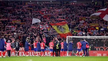 Los jugadores del Atlético celebran la victoria con su afición al finalizar el partido.