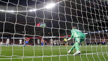 Carrasco marca de penalti frente al Real Madrid el 8 de mayo de 2022.