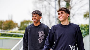 Los jugadores del FC Barcelona, Lamine Yamal (i) y Pau Cubarsí en la concentración de la Selección en la Ciudad del Fútbol de Las Rozas (Madrid).