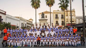 Cala, en el centro de la fila superior, con los ni&ntilde;os de su club.