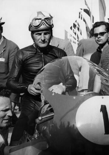 (2 de abril de 1940 - 23 de marzo de 1981). Apodado Mike "The Bike" ("Mike, la moto") por su habilidad natural para pilotar una moto, Hailwood es considerado uno de los mejores pilotos que han participado en la cronología del Mundial. Campeón de 250cc en 1961, 1966 y 1967, de 350cc en 1966 y 1967 y de 500cc en 1963, 1964, 1965 y 1966, el británico comenzó a escribir su leyenda con letras de oro en la clase reina con 21 años y 75 días a lomos de una Honda en la Isla de Man, una de las carreras más funestas en la historia del motociclismo, ya que más de 250 valientes se han dejado la vida en sus extensos 60 kilómetros de longitud.