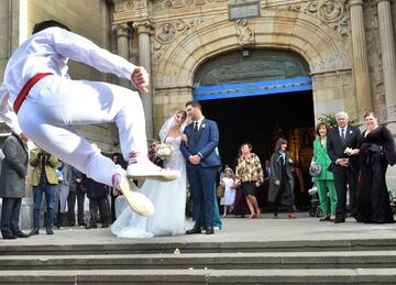 Los reci¨¦n casados se encontraron a la salida de la Bas¨ªlica un dantzari que bail¨® el aurresku, baile tradicional vasco, como homenaje hacia la feliz pareja.