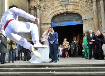 Los recién casados se encontraron a la salida de la Basílica un dantzari que bailó el aurresku, baile tradicional vasco, como homenaje hacia la feliz pareja.