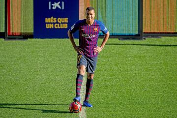 Eric Abidal habló de sus cualidades: "Central diestro que puede jugar de lateral. Es internacional con experiencia en España. Trabaja mucho en equipo, con carácter, viene bien por arriba".