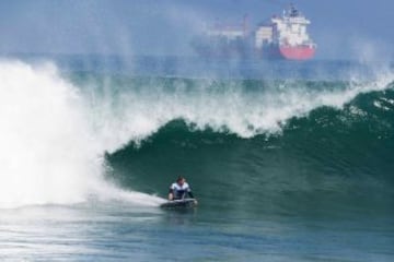 El Mundial de Surf Maui and Sons Arica Pro Tour 2015 , organizado por la Federación internacional de Surf, reune a 60 de los mejores raiders de todo el mundo. Ellos esperan domar la peligrosa ola “El Gringo” que rompe sobre las rocas, lo que la convierte en la competencia mas peligrosa en el circuito mundial.