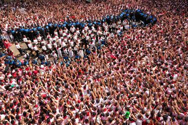 La banda municipal de música "Pamplonesa" actúa durante el "Chupinazo" que marca el inicio oficial de las Fiestas de San Fermín en la Plaza Consistorial, frente al Ayuntamiento de Pamplona.