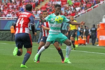 El africano encontró acomodo el torneo pasado por el sector derecho consiguiendo 5 goles. 