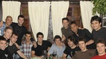 <b>UNIDOS. </b>La plantilla donostiarra comió ayer en Txistu.