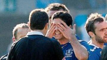 <b>PLACAJE. </b>Derribo de Carragher a Lescott en el área sin castigo.