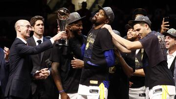 Adam Silver le entrega a Kevin Durant el MVP de las Finales 2018.