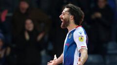 Los hitos del chileno que tiene líder a su equipo en Inglaterra