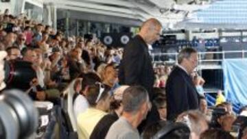 ESCOLTADO POR ZIDANE. El presidente recibió de parte de la afición la petición de que traiga al galés.