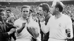 (FILES) This file photo taken on May 30, 1957 shows Real Madrid&#039;s French forward Raymond Kopa (L) and Spanish forward Alfredo Di Stefano (R) hold the European Cup trophy at the Santiago Bernabeu stadium in Madrid, after Real Madrid&#039;s victory (2-0) over Italy&#039;s Fiorentina in the Soccer European Cup final.
 French football legend Raymond Kopa, winner of three European Cups with Real Madrid (1957, 1958, 1959) and laureate of the best player of the year award in 1958, died on March 3, 2017 at the age of 85 following a long illness, his relatives said. / AFP PHOTO / STAFF