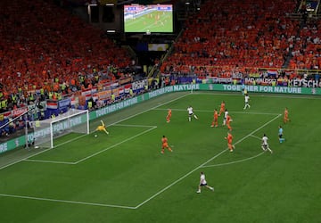 1-2. Cole Palmer asiste al delantero del Aston Villa dentro del área. De espaldas a la portería y con Stefan de Vrij presionando, se revuelve y suelta un derechazo raso y cruzado para superar a Bart Verbruggen.