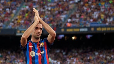 Sergio Busquets aplaude al p¨²blico del Camp Nou.