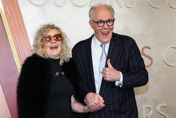 John Lithgow y Mary Yeager posa en la alfombra roja del Dolby Theatre.