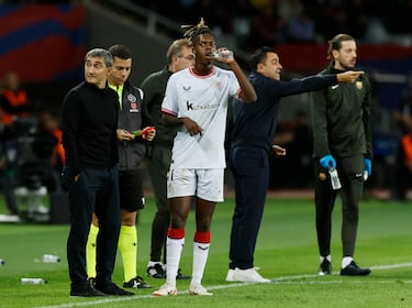 Nico Williams se refresca en la banda.