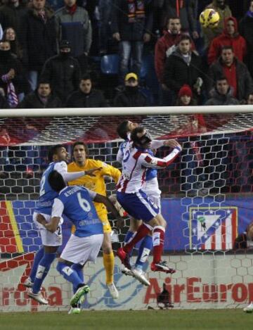 Godín y Hemed en la jugada del penalti que supuso el 1-0.