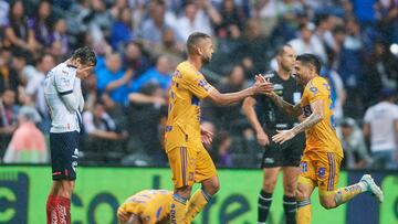 Jugadores de Tigres durante el último Clásico Regio en Liga MX.