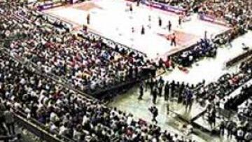<b>A REVENTAR.</B> Casi 17.000 espectadores abarrotaron el Palau Sant Jordi. La afición azulgrana llevó en volandas a su equipo hasta la final.