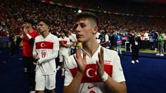 Arda Güler aplaude a los hinchas turcos tras la eliminación contra Países Bajos.