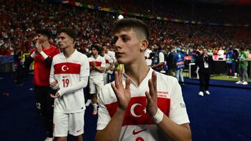 Arda Güler aplaude a los hinchas turcos tras la eliminación contra Países Bajos.