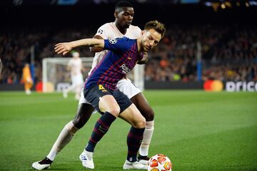 Un caso especialmente delicado y que supondría en principio también la marcha de Ernesto Valverde sería la venta de Ivan Rakitic con el único objetivo de hacer caja para afrontar otras operaciones. Decimos que implicaría la marcha del entrenador porque estamos hablando del jugador más utilizado por el técnico extremeño desde que dirige la nave blaugrana, por lo que difícilmente aceptaría prescindir de él en caso de continuar al frente del Barcelona.

