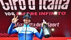 Michael Matthews celebra su tercera victoria de etapa en el Giro de Italia.