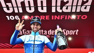 Michael Matthews celebra su tercera victoria de etapa en el Giro de Italia.