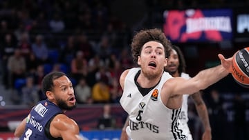 El base de la Virtus de Bolonia Alessandro Pajola (d) intenta recuperar un balón junto a Markquis Morris Nowell, del Baskonia, durante el partido de EuroLiga que Baskonia y la Virtus de Bolonia disputan este jueves en el Fernando Buesa Arena de Vitoria.