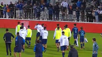 Los jugadores del Oporto agradecen el apoyo a una afición que le recrimina la eliminación.