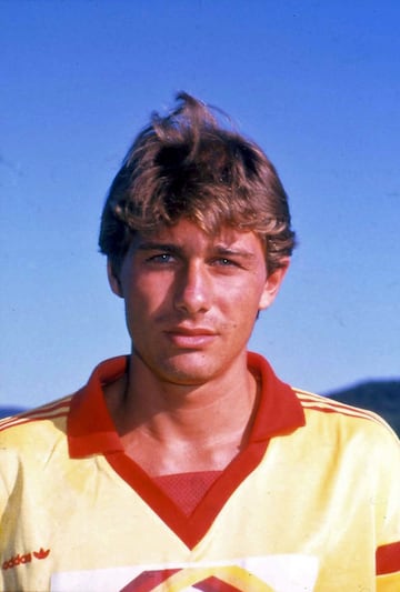 Antonio Conte nació en Lecce el 31 de julio de 1969. Inició su carrera como futbolista en el U. S. Lecce. Su debut en la Serie A se produjo el 6 de abril de 1986, en un encuentro ante el Pisa Calcio.